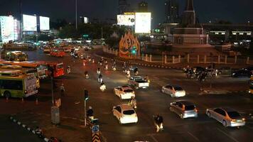 pesante traffico nel il centro di bangkok in giro vittoria monumento nel bangkok, Tailandia video
