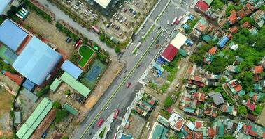 4k aéreo parte superior ver la carretera decir ah largo bahía, halong ciudad, Vietnam video