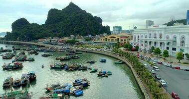 4k aérien vue plus de ville et parc avec bai tho karst Montagne Ha longue baie. halong ville, vietnam video