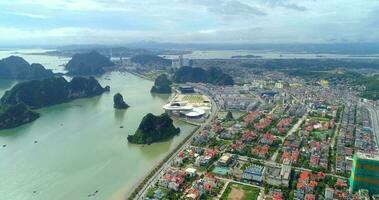 4k aéreo Visão sobre cidade e parque com bai no entanto carste montanha ha grandes baía. Halong cidade, Vietnã video