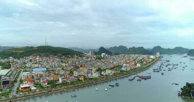 4k aérien vue plus de ville et parc avec bai tho karst Montagne Ha longue baie. halong ville, vietnam video