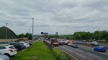 schön Aufnahmen von britisch Autobahnen und Autobahnen mit schnell ziehen um der Verkehr während beschäftigt und eilen Std. das Aufnahmen war gefangen von Dienstleistungen von m1 Kreuzung 12 toddington England Vereinigtes Königreich auf 25. Mai 2023 video