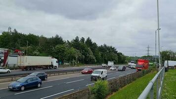 bellissimo metraggio di Britannico autostrade e autostrade con veloce in movimento traffico durante occupato e corsa ore. il metraggio era catturato a partire dal Servizi di m1 giunzione 12 toddington Inghilterra UK su 25-maggio-2023 video