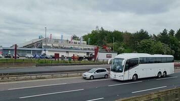 hermosa imágenes de británico autopistas y carreteras con rápido Moviente tráfico durante ocupado y prisa horas. el imágenes estaba capturado desde servicios de m1 unión 12 todington Inglaterra Reino Unido en 25-may-2023 video