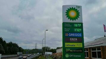 magnifique métrage de Britanique autoroutes et autoroutes avec vite en mouvement circulation pendant occupé et se ruer heures. le métrage a été capturé de prestations de service de m1 jonction 12 Toddington Angleterre Royaume-Uni sur 25-mai-2023 video