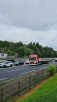 magnifique métrage de Britanique autoroutes et autoroutes avec vite en mouvement circulation pendant occupé et se ruer heures. le métrage a été capturé de prestations de service de m1 jonction 12 Toddington Angleterre Royaume-Uni sur 25-mai-2023 video