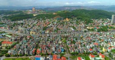 4k antenn se över stad och parkera med bai tho karst berg ha lång bukt. halong stad, vietnam video