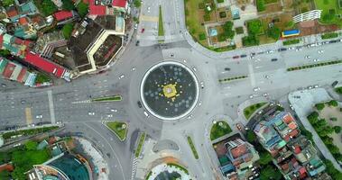 4k aéreo parte superior ver dando vueltas rotonda con Torre del Reloj. decir ah largo bahía, halong ciudad, Vietnam video