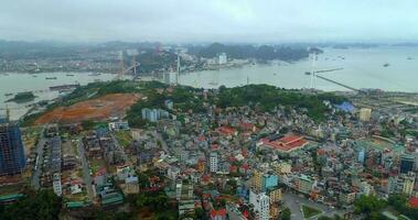 4k antenn se över stad och parkera med bai tho karst berg ha lång bukt. halong stad, vietnam video