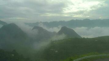 aérien vue 4k vidéo par drone. Matin Montagne dans tam fils ville, quan ba district, Ha giang province, vietnam. video