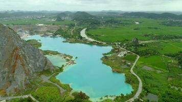 aéreo Visão 4k vídeo de drone. esmeralda lagoa às tuyet tinh coco, hai phong, Vietnã. video