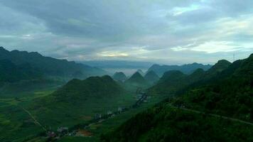 aérien vue 4k vidéo par drone. Matin Montagne dans tam fils ville, quan ba district, Ha giang province, vietnam. video