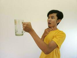 asiático hombre es Bebiendo agua aislado en blanco antecedentes foto