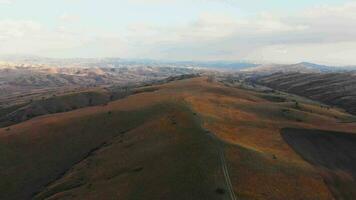 4wd isolato equitazione su il buio montagna con panoramico paesaggio sfondo. vashlovani nazionale parco video