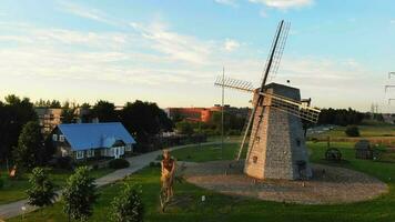 siauliai, Litauen - - 1 Juli, 2021 - - Zoomen im Aussicht historisch alt hölzern Windmühle im siauliai Stadt. video