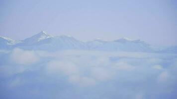 blanco púrpura nubes soleado azul cielo hora lapso. belleza de color y ligero. resumen naturaleza antecedentes esponjoso, hinchado Cloudscape en aire. alto relajante soleado cúmulo en 3d hacer video