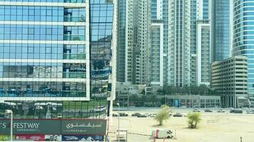 Dubai, VAE - - 17 .. Oktober, 2022 - - Metro Passagiere Punkt von Aussicht zu Stadtbild Glas kommerziell Gebäude im sonnig Tageslicht. Pendeln zu Arbeit und erkunden Reise im vereinigt arabisch Emirate video