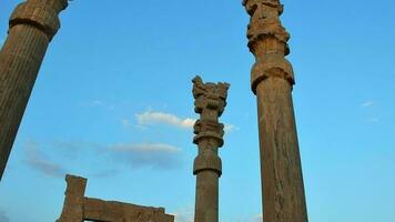 turista explorar famoso histórico persa ciudad de Persépolis en Shiraz, corrí video