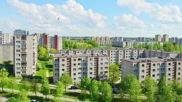 estático aéreo verano lapso de tiempo del Sur parte de siauliai ciudad en lituania.old Soviético Unión edificios con verde naturaleza alrededor y yardas lleno de carros en soleado día video