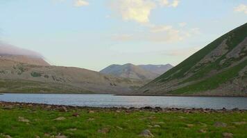 large vue panoramique sur le lac du caucase, en asie video