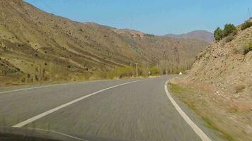 vue de face de la route panorama de l'arménie dans les montagnes hyperlapse. concept de vue sur la nature du trafic et du caucase video