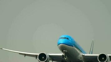 Amsterdam, die niederlande 26. juli 2017 - klm boeing 787 ph bhe flug klm881 abflug nach hangzhou hgh auf der landebahn 24 kaagbaan. flughafen shiphol, amsterdam, holland video
