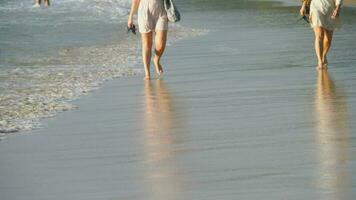 mujer caminando descalzo en mojado arena karon playa, phuket video