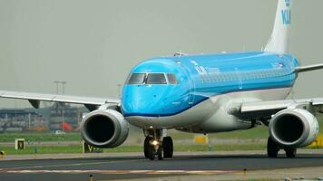 amsterdam, Paesi Bassi 25 luglio 2017 - klm cityhopper embraer erj 190 ph ezd in rullaggio prima della partenza sulla pista 36l polderbaan. aeroporto di Shiphol, Amsterdam, Olanda video