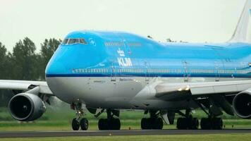 amsterdam, le Pays-Bas juillet 25, 2017 - klm Royal néerlandais compagnies aériennes Boeing 747 ph bfc roulage avant prendre de à polderbaan 36l, navire aéroport, amsterdam, Hollande video