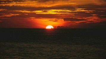 wunderschönes meer bei sonnenuntergang in phuket, südlich von thailand video