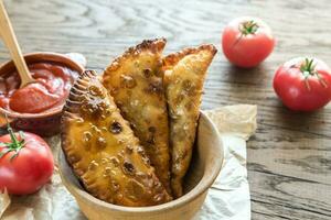 empanadas de carne en el fondo de madera foto