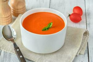 tazón de sopa de tomate foto