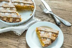 pastel de calabaza en el fondo de madera foto