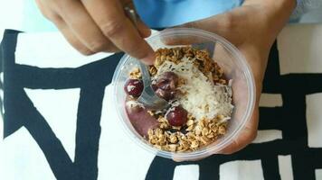 mujer participación un cuenco de desayuno cereal en mesa video