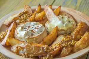 queso camembert al horno con patata foto