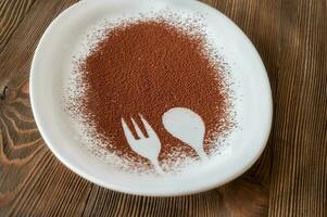 cacao polvo en el blanco plato foto