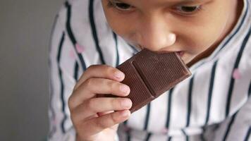 criança menina comendo chocolate doce video