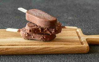 barras de helado de vainilla cubiertas de chocolate foto