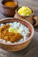 cuenco de arroz con indio mantequilla salsa y ghee aclarado mantequilla foto