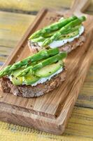 tostadas de aguacate y esparragos foto