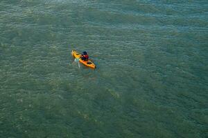 kayaks en el lago. turistas kayak en el bahía, aéreo o zumbido ver foto