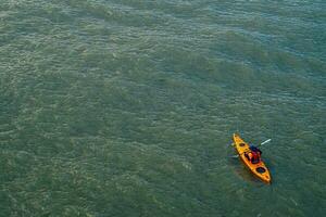 kayaks en el lago. turistas kayak en el bahía, aéreo o zumbido ver foto