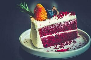 rebanada de rojo terciopelo pastel postre comida en café restaurante foto
