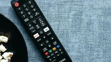 dhaka bangladesh 20 de mayo de 2022. control remoto de tv con netflix y amazon prime button video