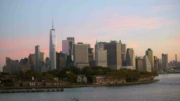 nuevo York ciudad horizonte amanecer. otoño Mañana en el nuevo York ciudad, Nueva York, unido estados de America. video