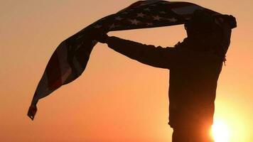 4 .. von Juli Feier. kaukasisch Cowboy mit amerikanisch Flagge im schleppend Bewegung video