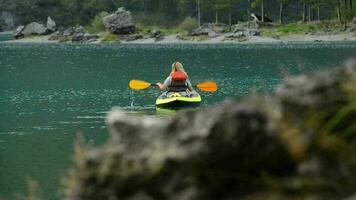 caucasico donna nel il gonfiabile kayak su il lago viaggio video