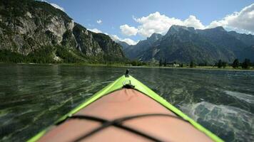 Lac alm, salzkammergut dans le almtal vallée. kayak visite. video