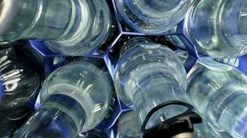 cerca arriba de vaso botellas lleno con mineral agua en azul el plastico divisores video
