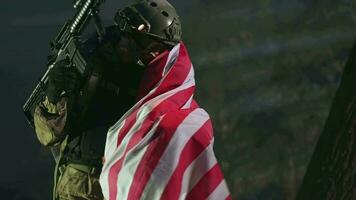 Soldat mit Gewehr umarmen seine Tochter bedeckt durch amerikanisch Flagge video